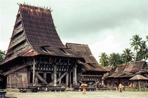 Exploring Vernacular Architecture: A Journey Through Indonesian Traditional Homes! An Unveiling of Cultural Heritage and Architectural Ingenuity